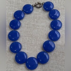 Short necklace in royal blue